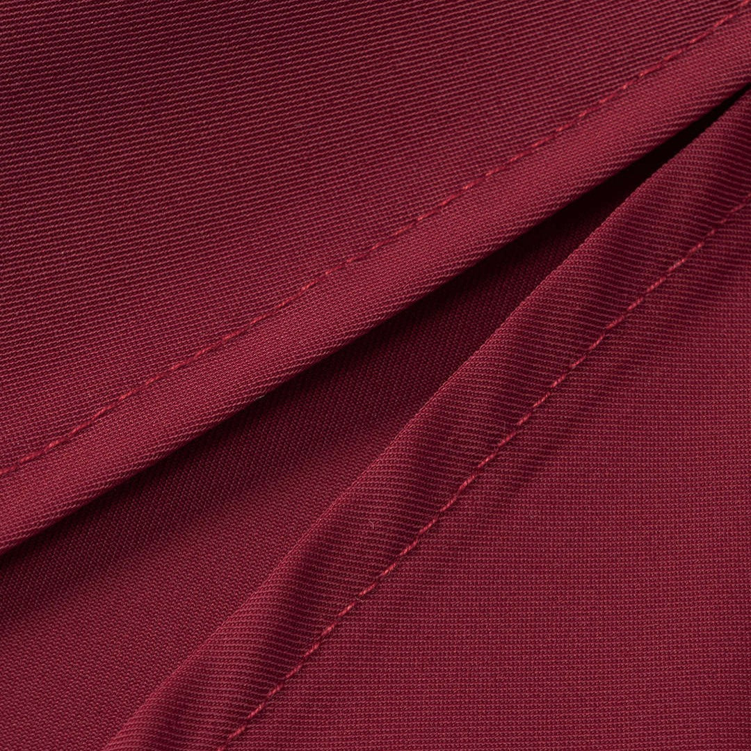 Vinröd satinklänning med korsettliv och draperad kjol