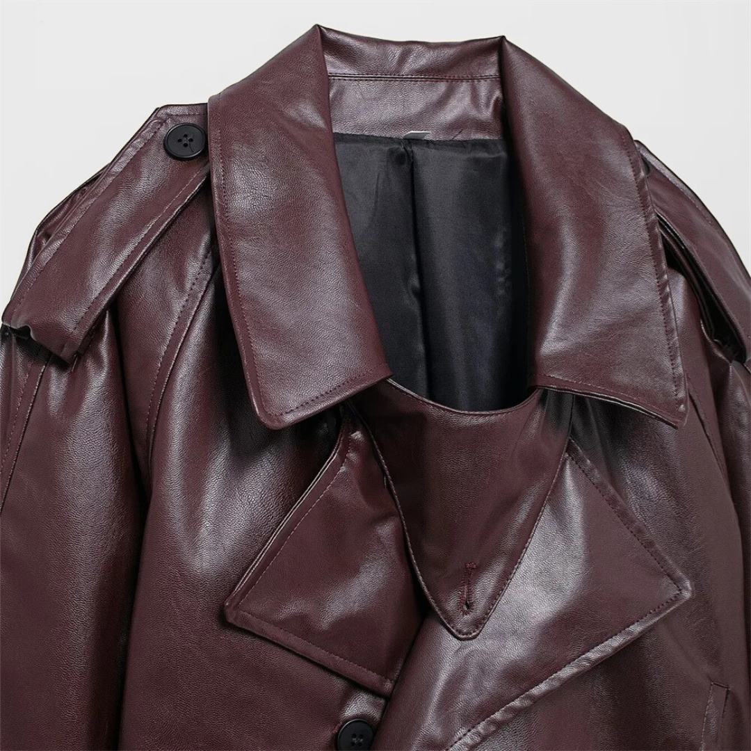 Kort trenchjacka i läderimitation med slagkrage och justerbara detaljer