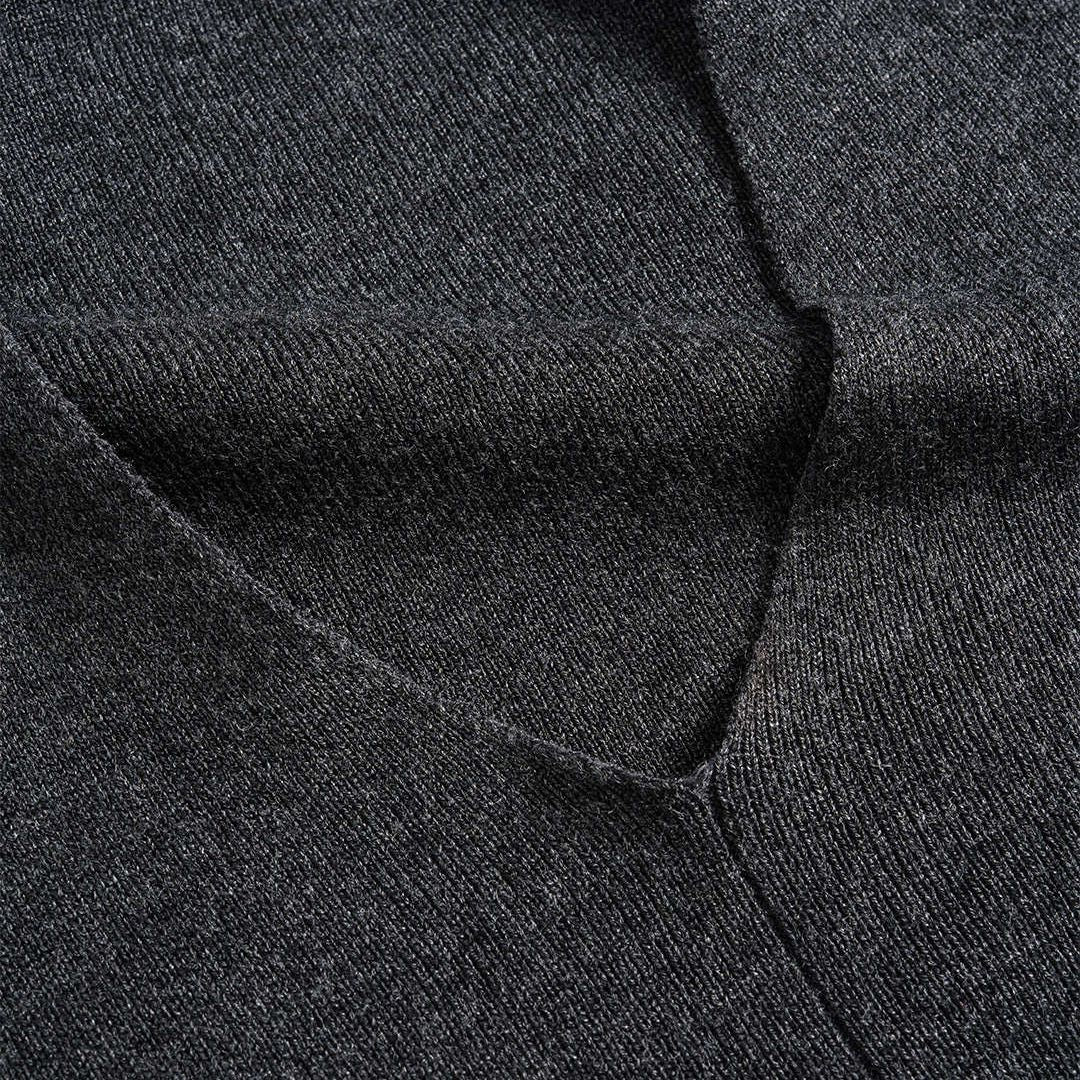 Mörkgrå ribbstickad topp med V-ringning och figurnära passform