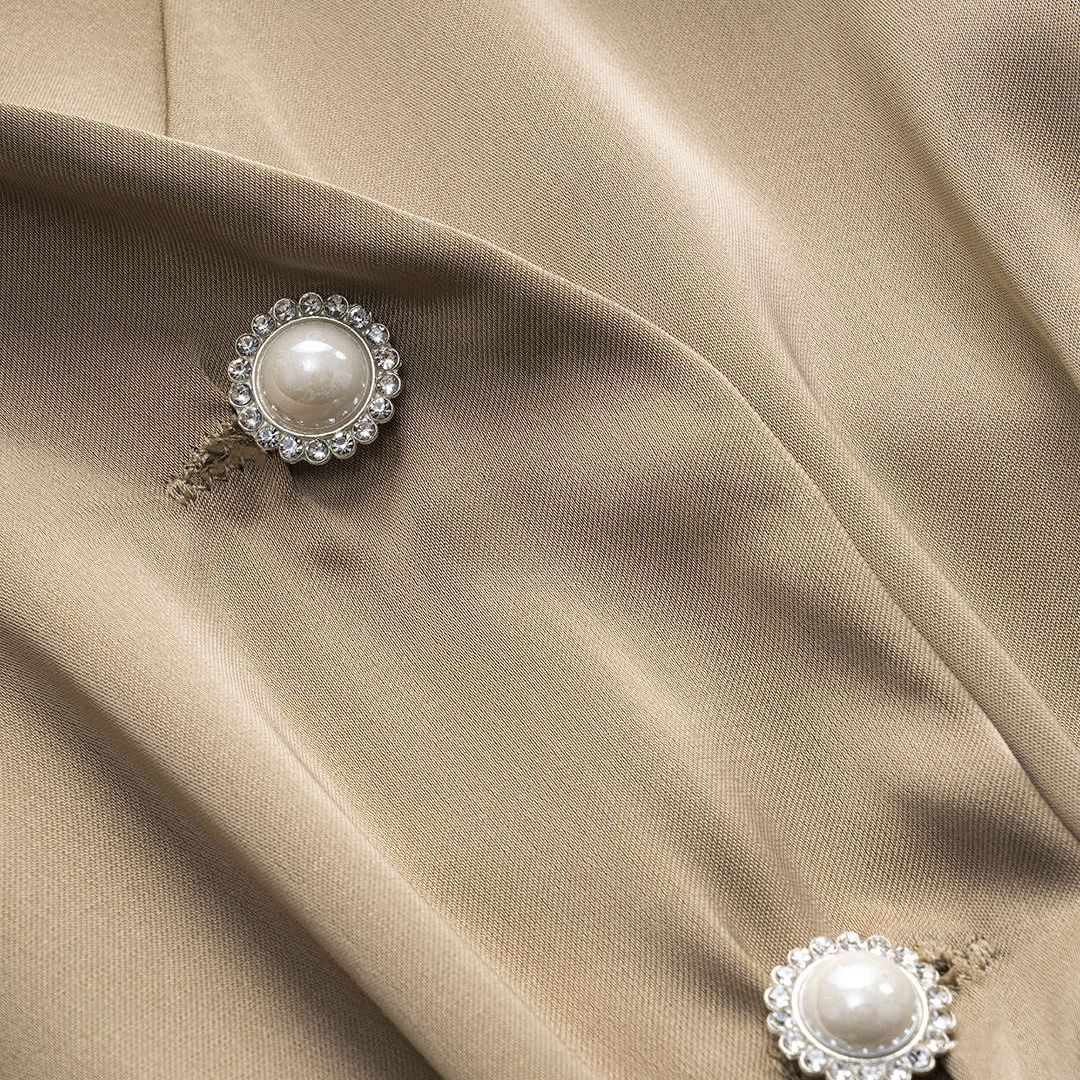 khakifärgad satintopp med plisserade detaljer och pärlknappar