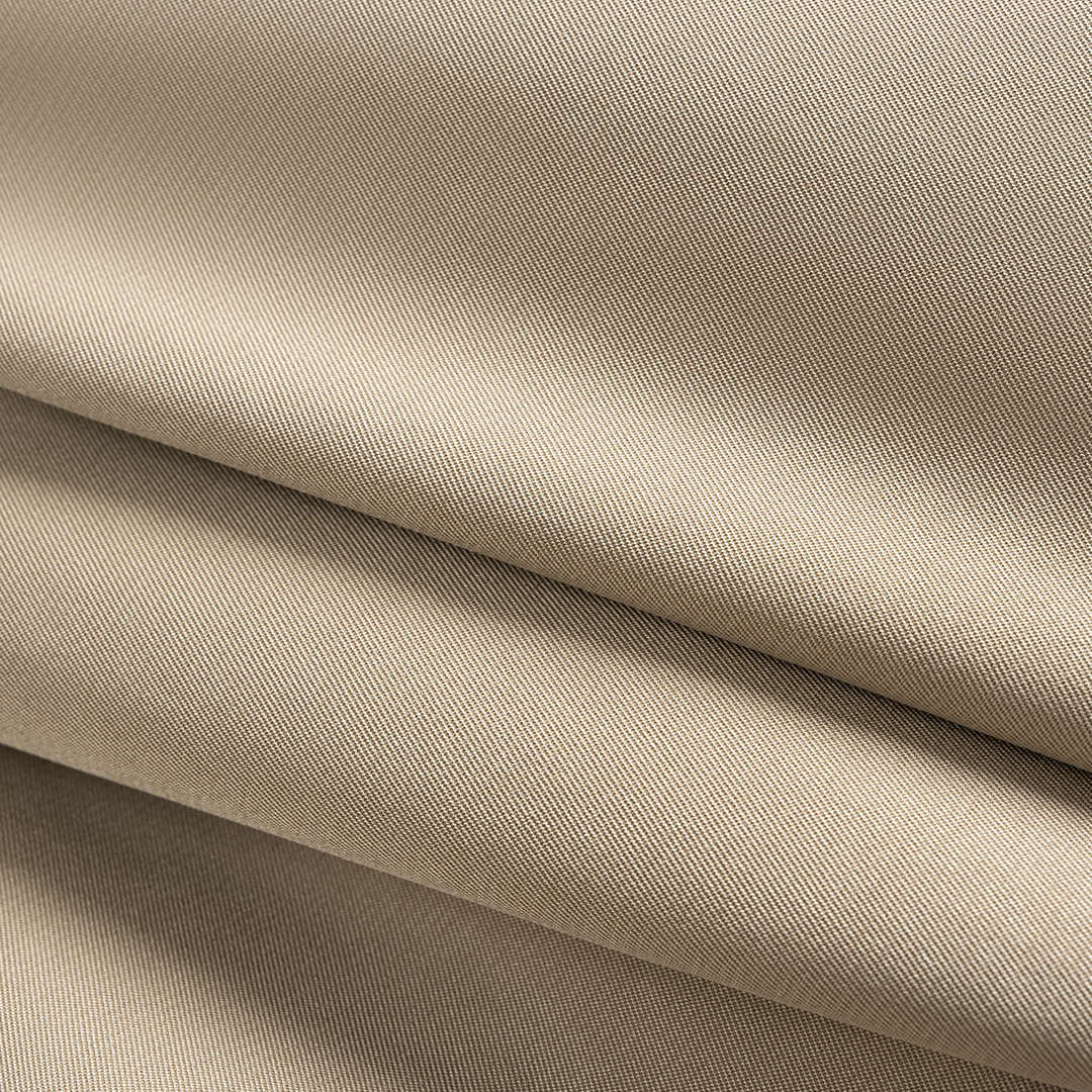 Khaki jacka med avtagbar huva, snedskuren krage och dragsko i midjan i lös passform för dam