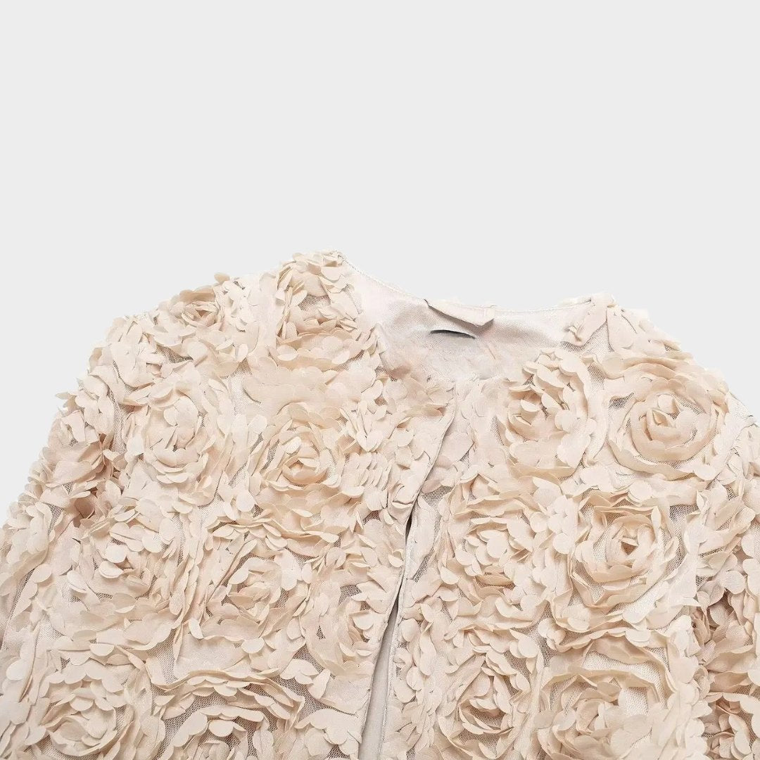 Vit kort jacka med 3D-blomdetaljer och öppen front