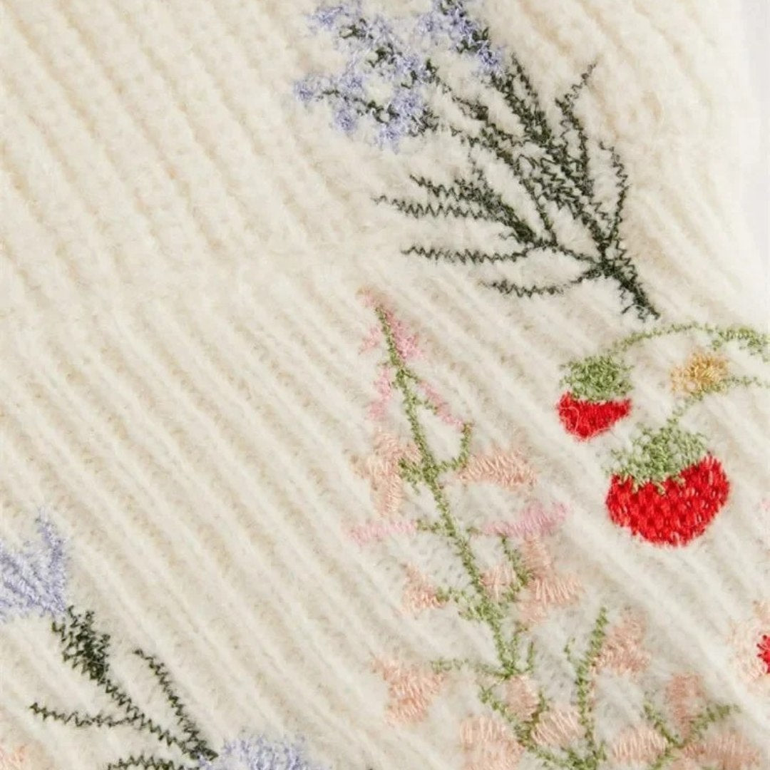 Stickad tröja med blommig brodyr och ballongärm