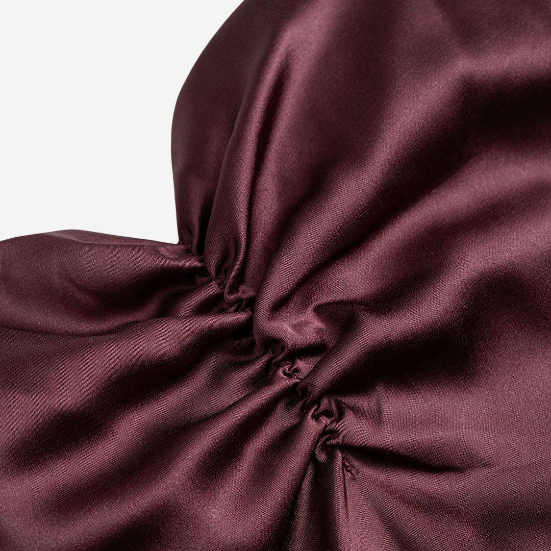 Vinröd satinklänning lång med smala axelband slits figurnära draperad byst