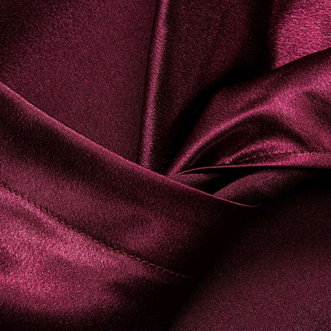 Vinröd satintopp med draperad front och långa ärmar