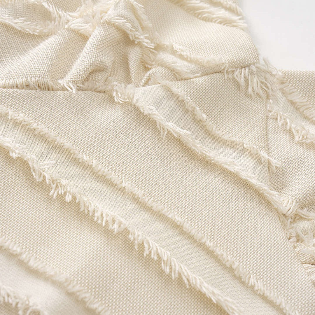 Krämvit midiklänning med knytbara axelband, strukturerad textur och A-linjeform