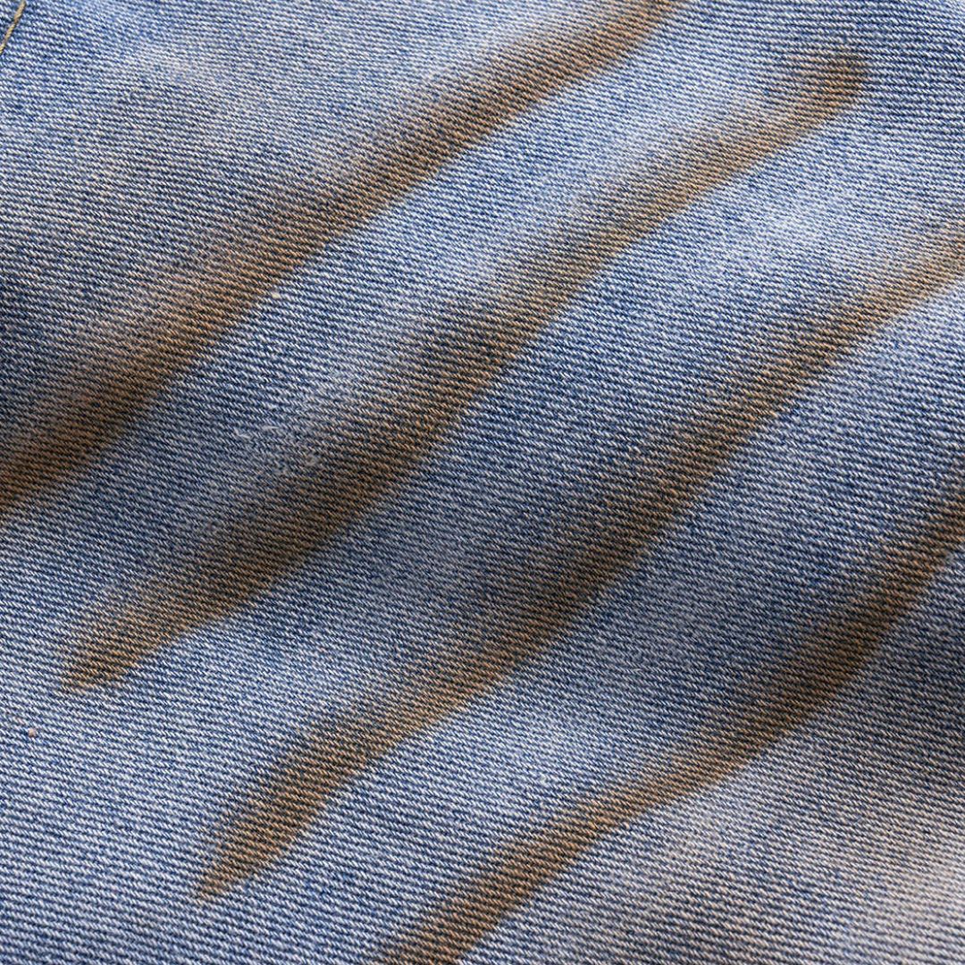 Ljusblå denimjeans med markerade veck, kontrastsömmar och korta vida bevn