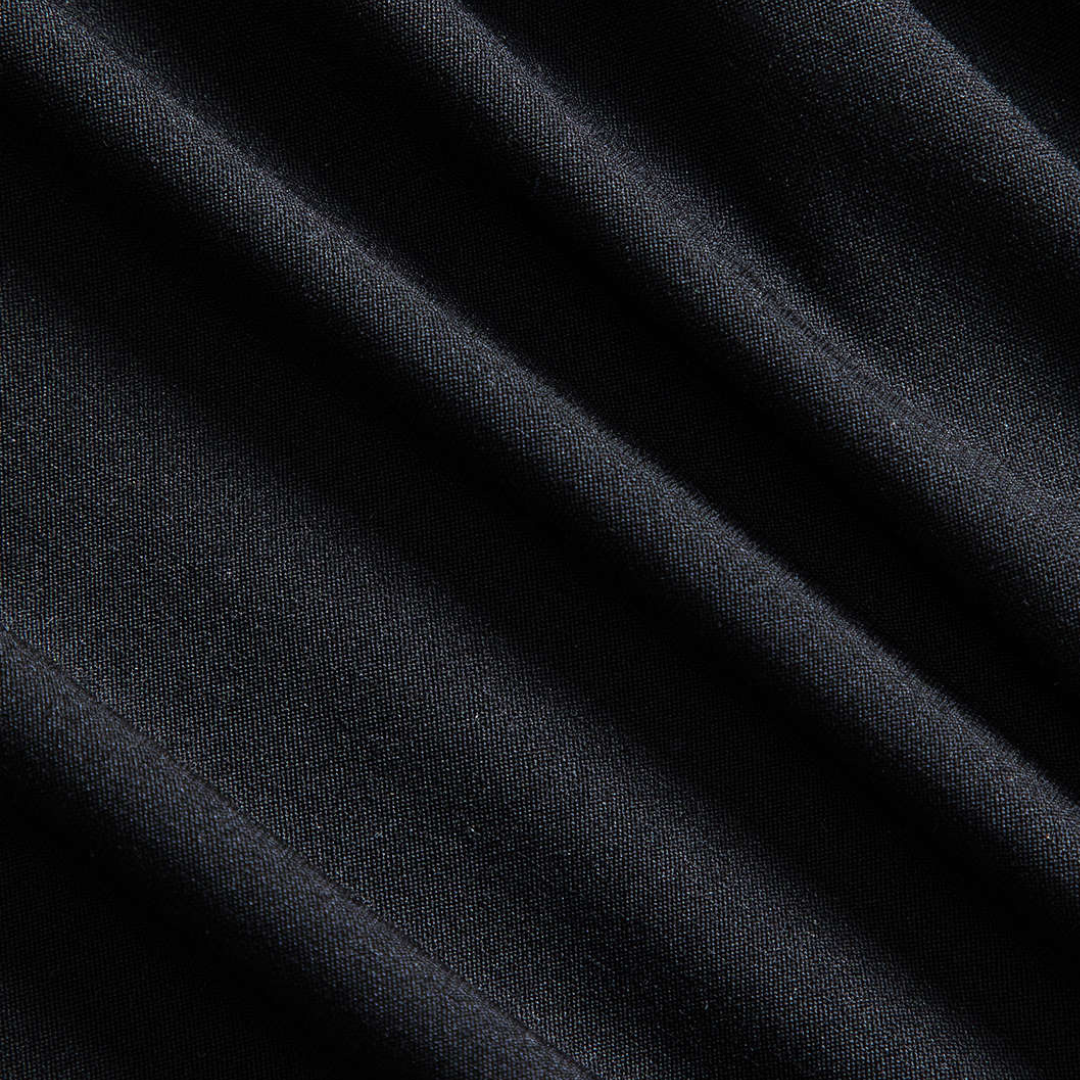 Figurnära svart midiklänning i stretchjersey med draperad kjol och gnistrande dekor