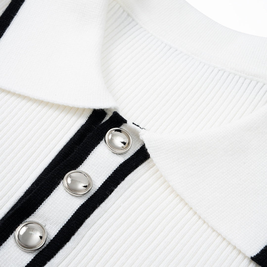 Ribbad stickad topp med pikékrage och knappar