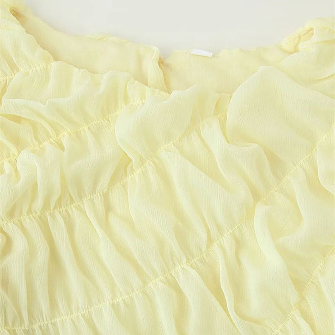 Lång klänning med rynkade detaljer och puffärm i vävt tyg