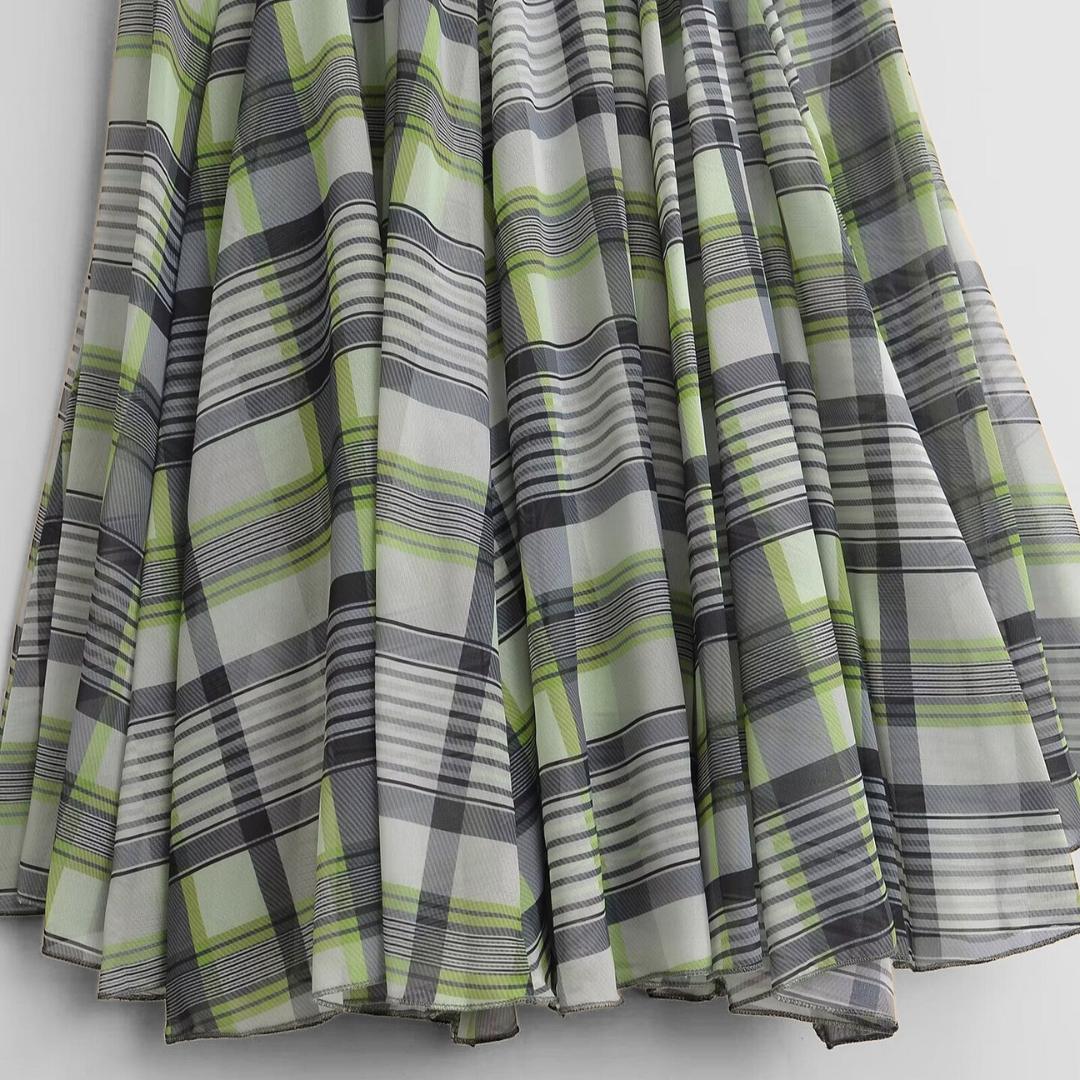 Kjol i midilängd med rutmönster naturlig midja A-linje silhuett och lagerdetalj