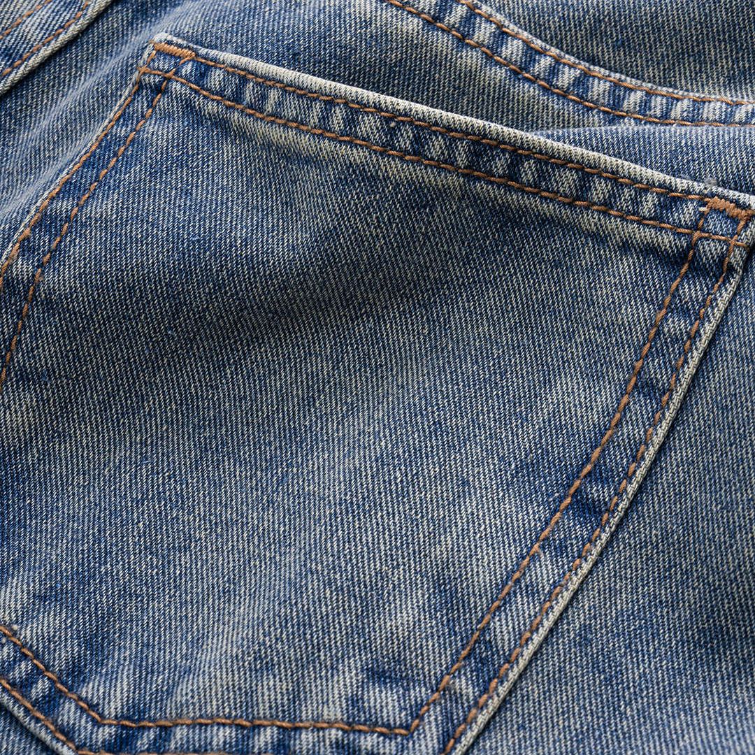 Blå cargojeans i denim med veckade detaljer, vida ben och sidfickor med spännen och lock