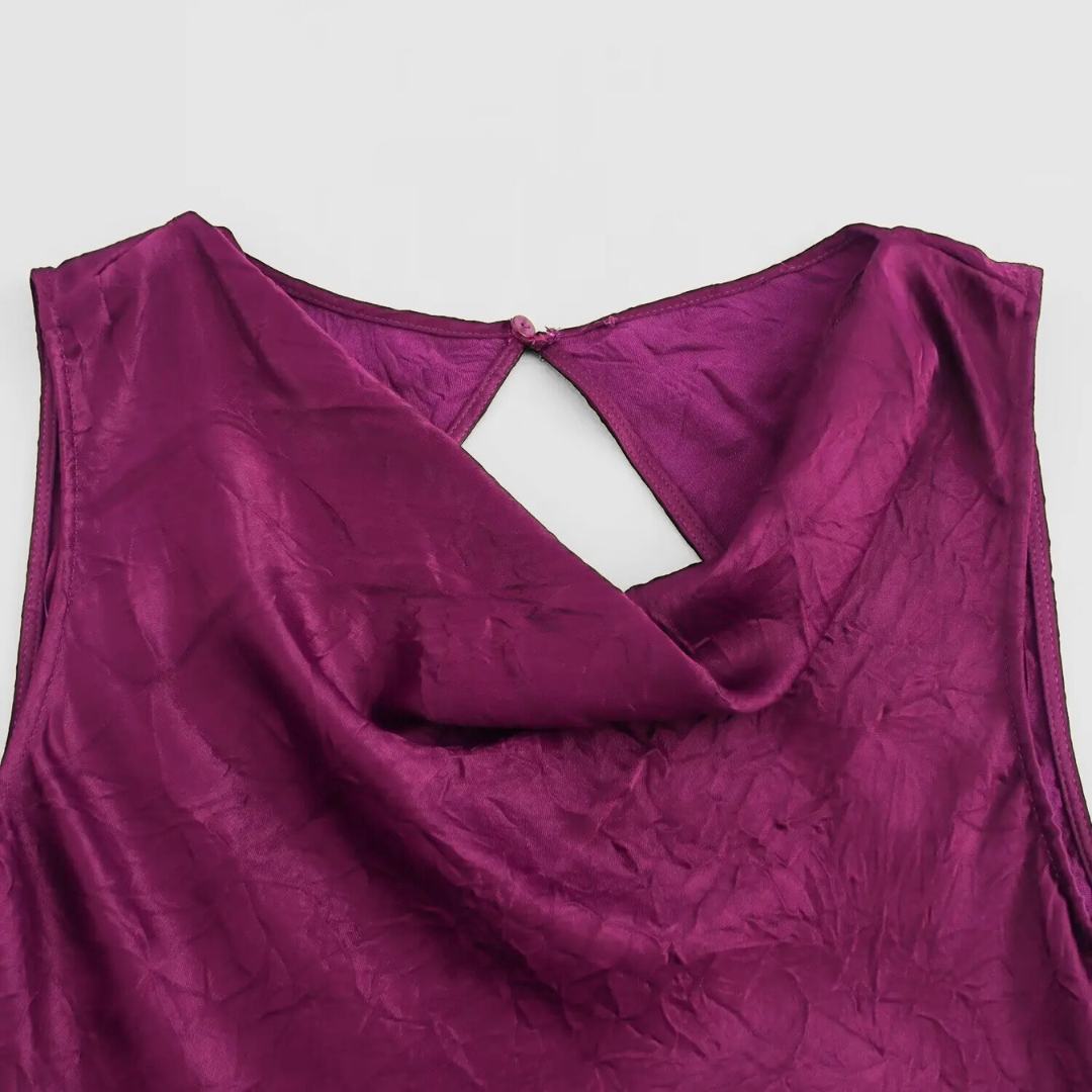 Midiklänning i satinstil med draperad rygg och figurnära passform