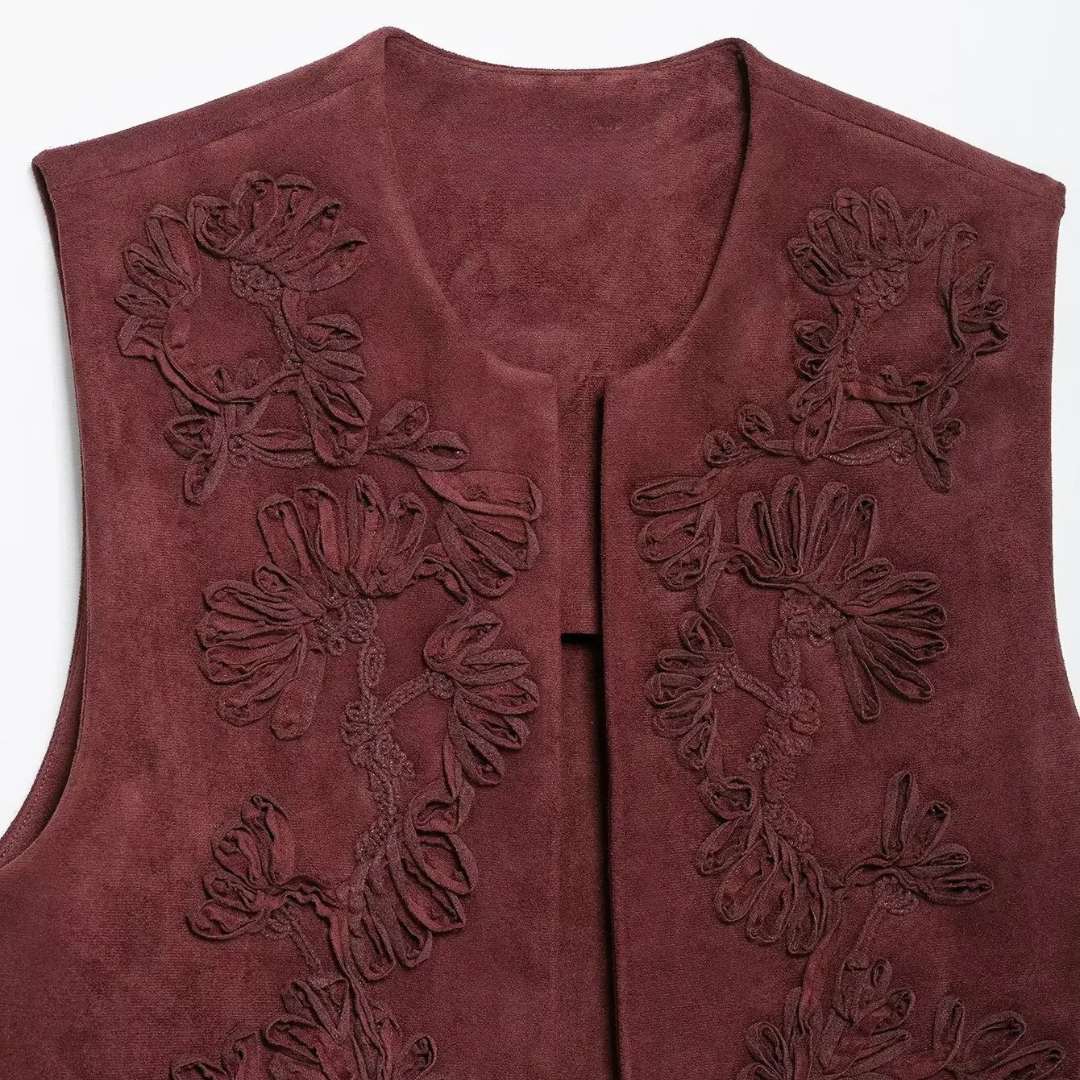 Broderad väst i kort modell med blommönster