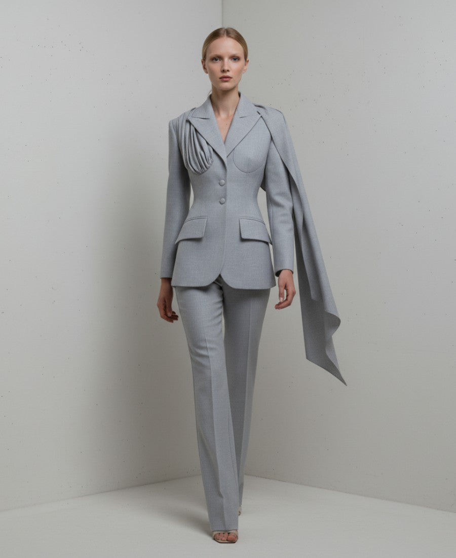 Grå Skräddarsydd Kavaj med Draperad Scarfdetalj och Figursydd Silhuett