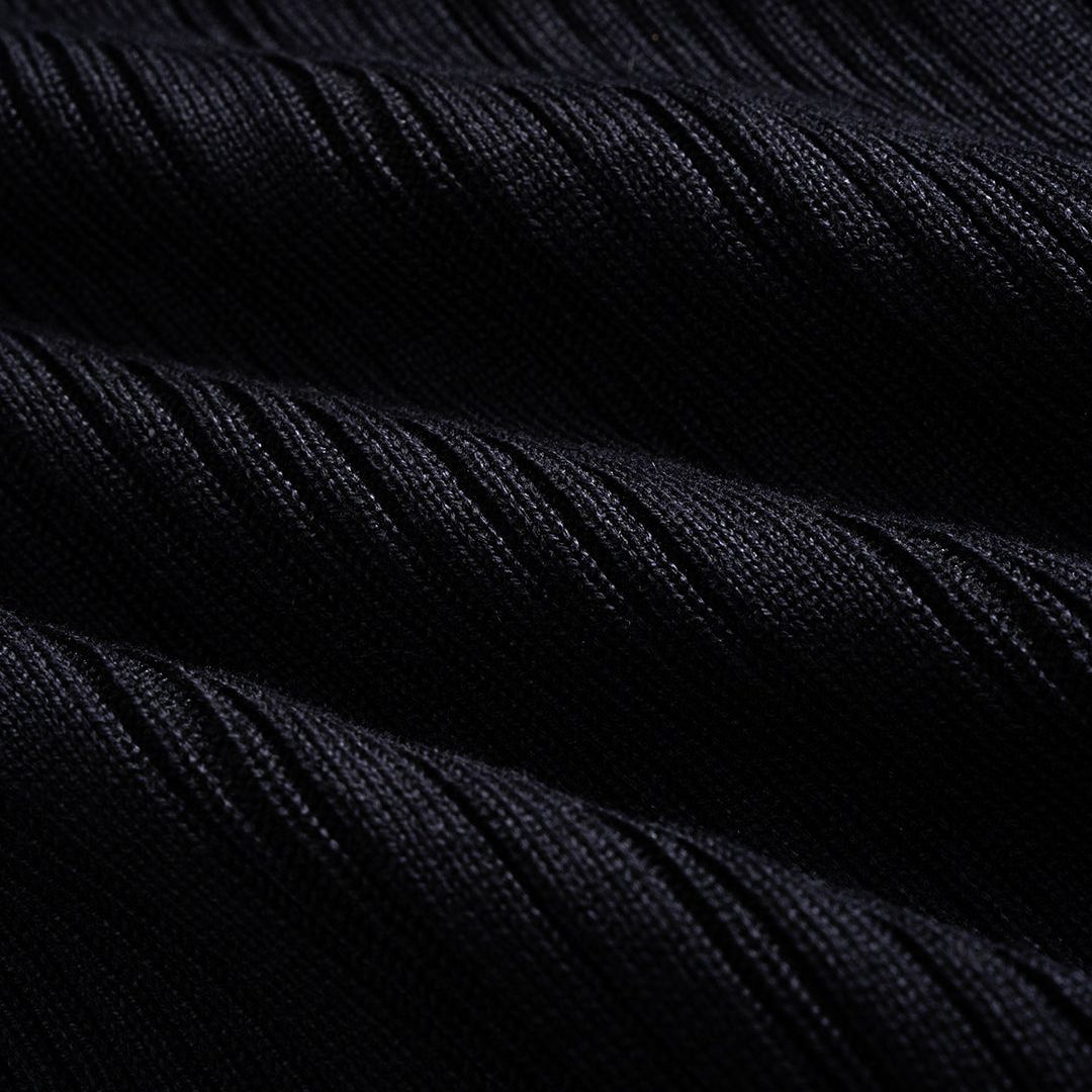 Svart ribbstickad ärmlös midiklänning i figurnära modell med polokrage och elegant minimalistisk design