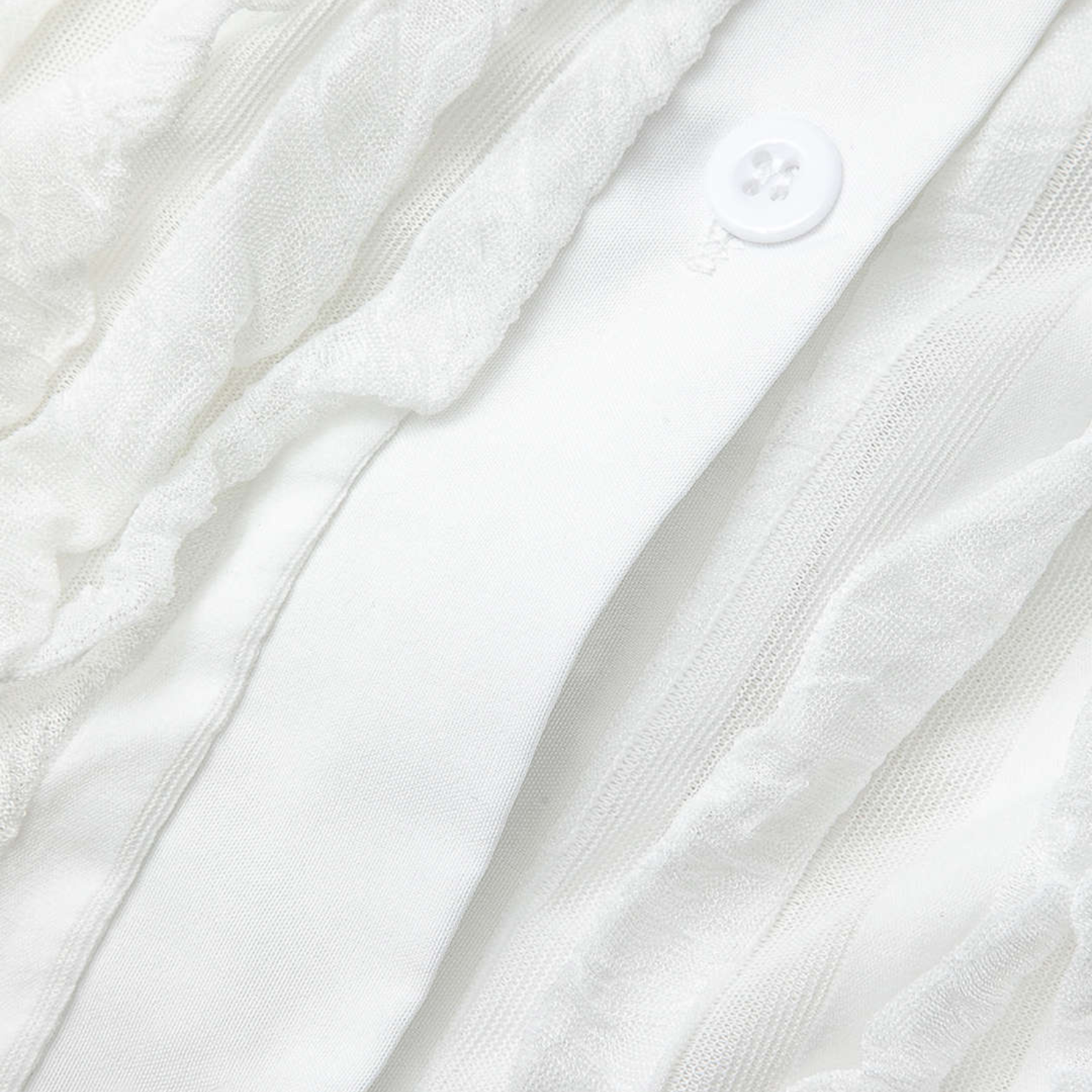 Axelbandslös midiklänning i veckad jersey med knappstängning lång ärm och figurnära passform