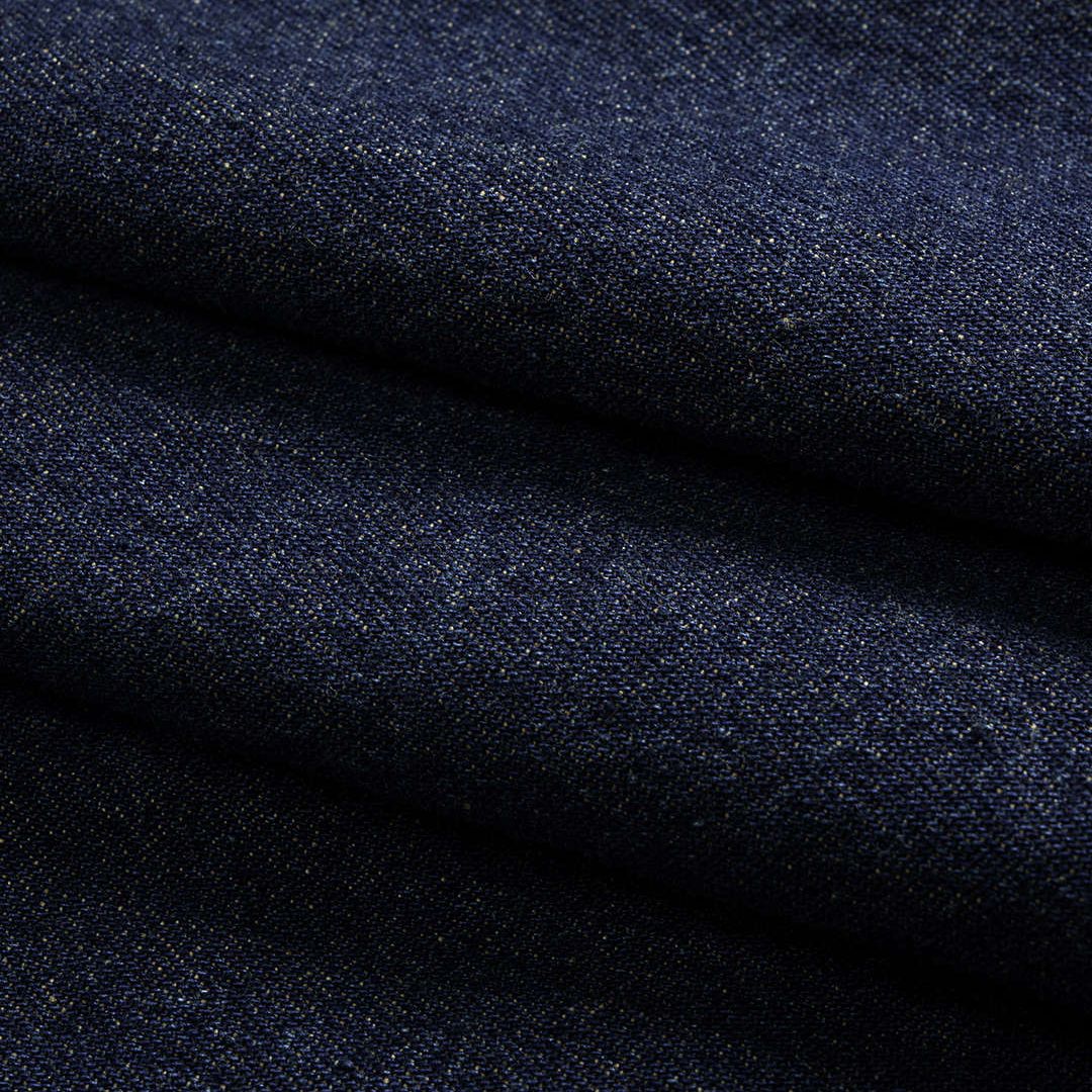 Mörkblå denimskjorta med asymmetrisk ficka och metallspänne i midjan