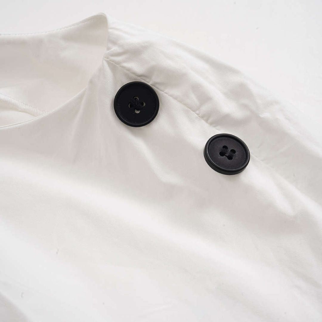 Vit asymmetrisk blus med bälte och svarta axelknappar