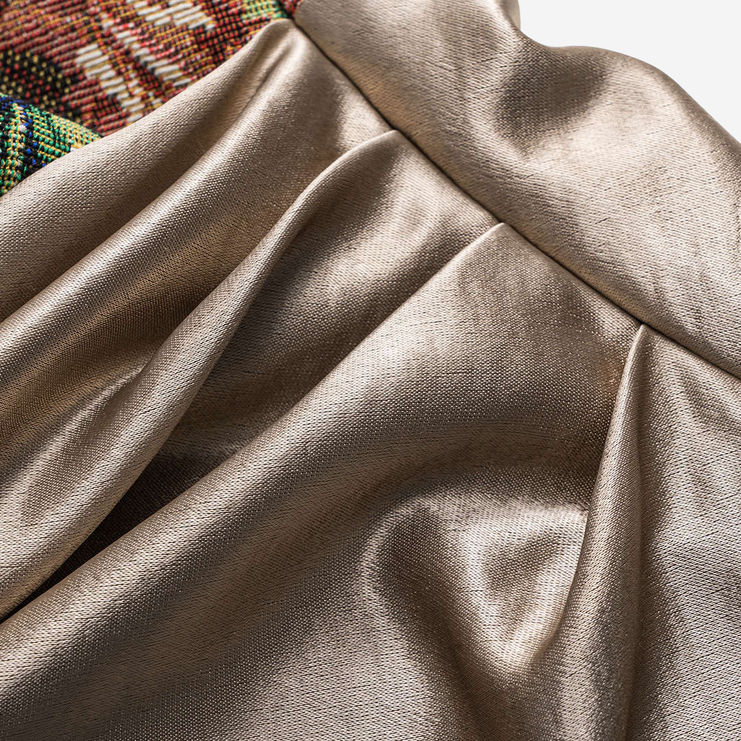 Axelbandslös figurnära midiklänning i satin med blommigt mönstrad liv och draperad kjol