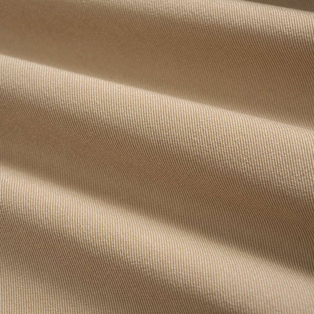 Beige trenchinspirerad kort kappa med bred knytmidja och avslappnad silhuett