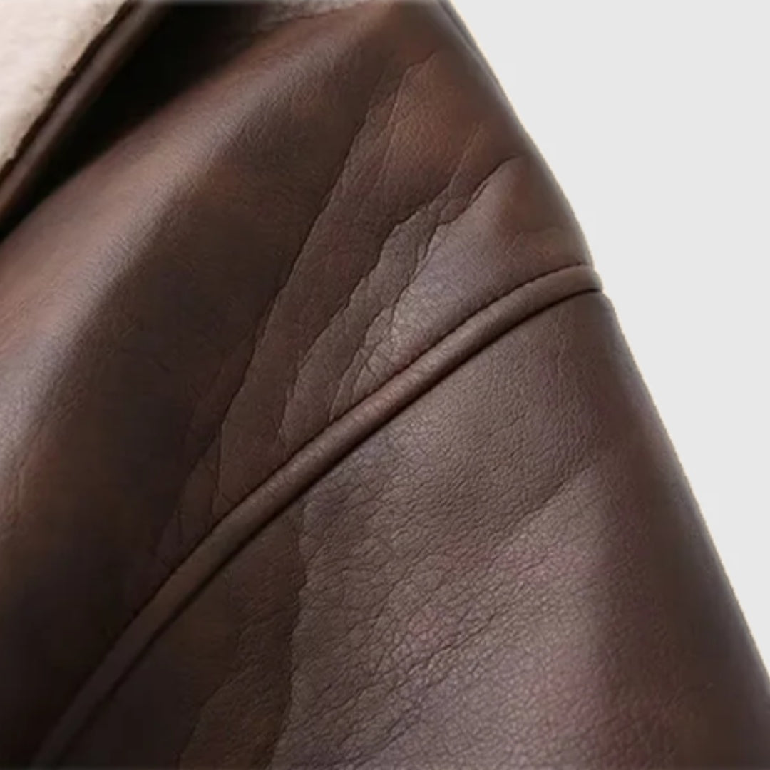 Brun jacka i fuskläder med fuskpälsfoder och knytskärp