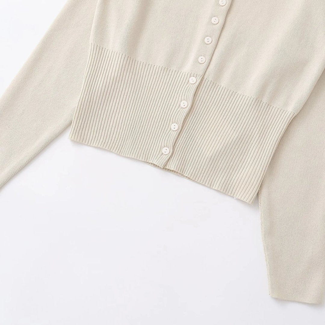 Beige ribbstickad damkofta med knappar