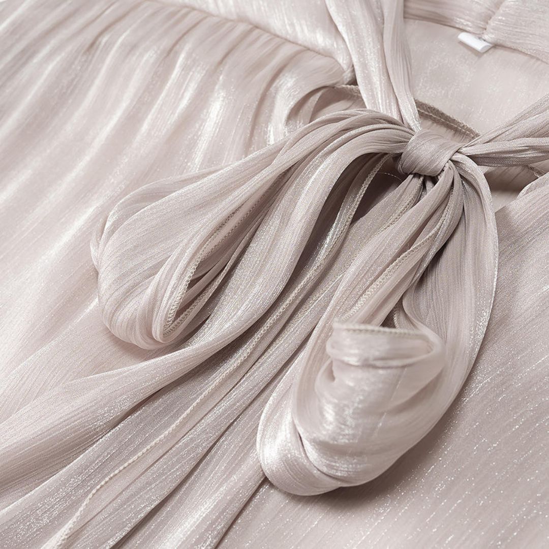 Grå blus med knytband och långa ärmar samt veckad lagerkjol set