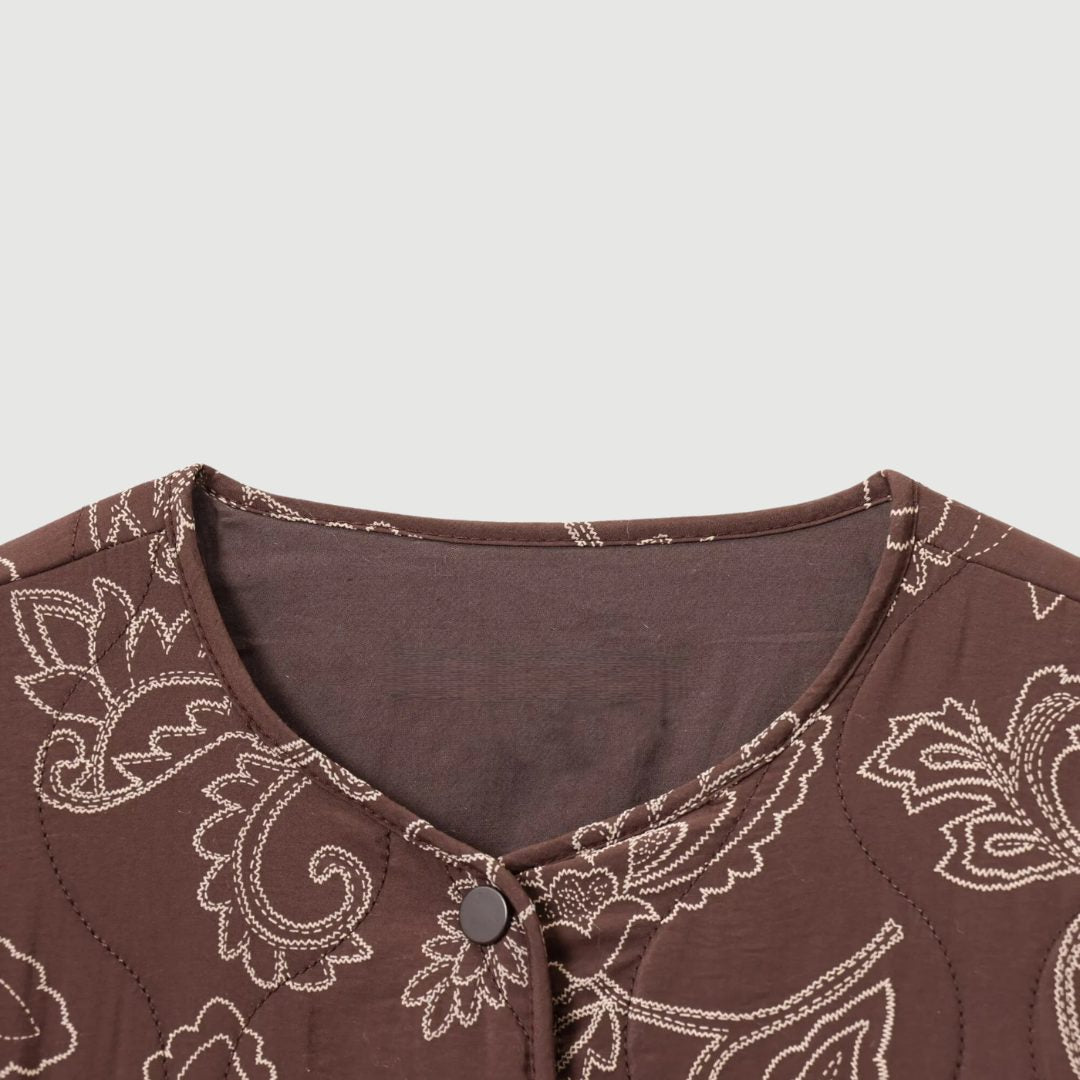 Kort blommönstrad vadderad jacka med broderi och rund hals