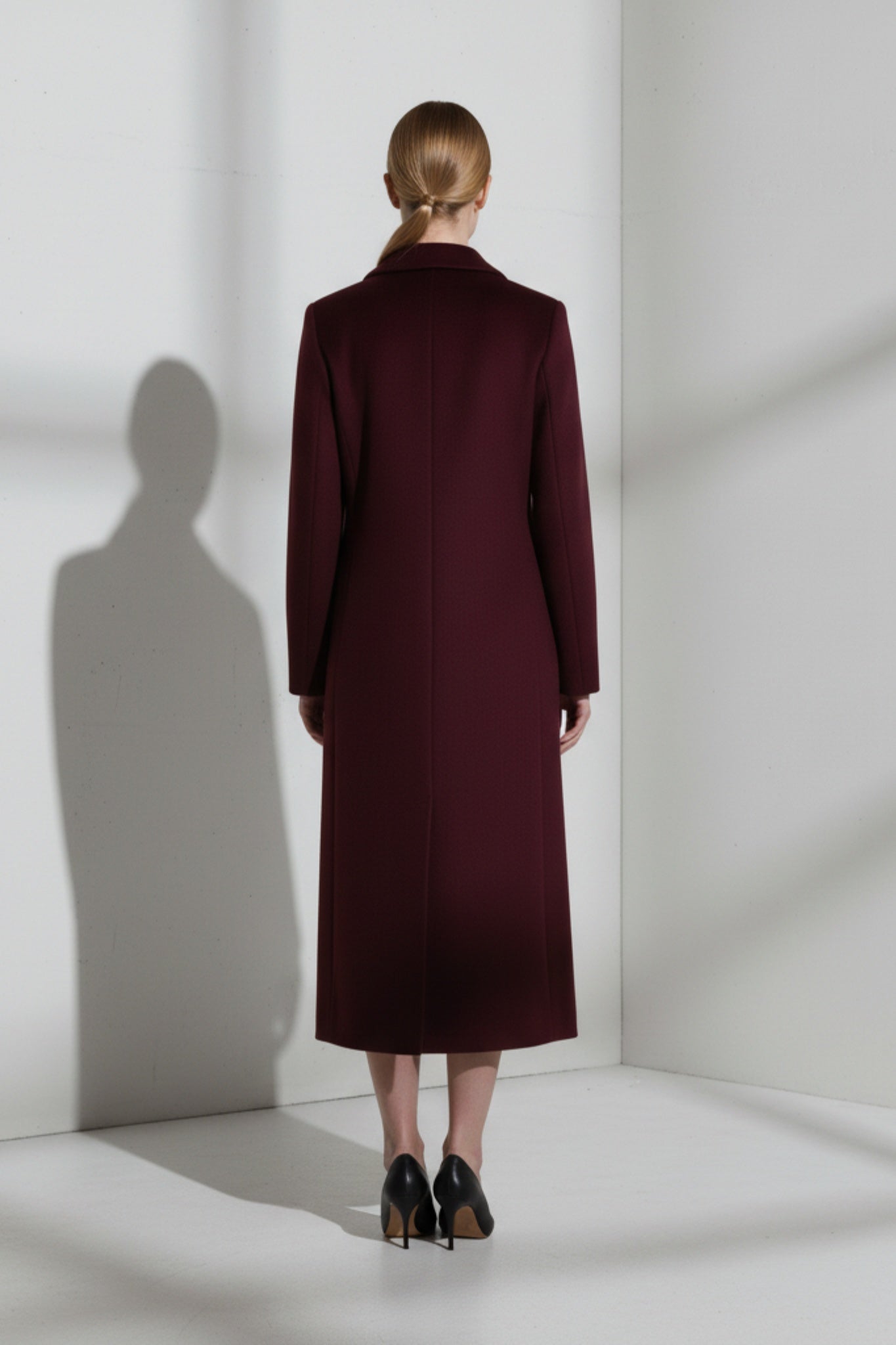 Lång ullblandad kappa i vinrött med dubbelknäppning