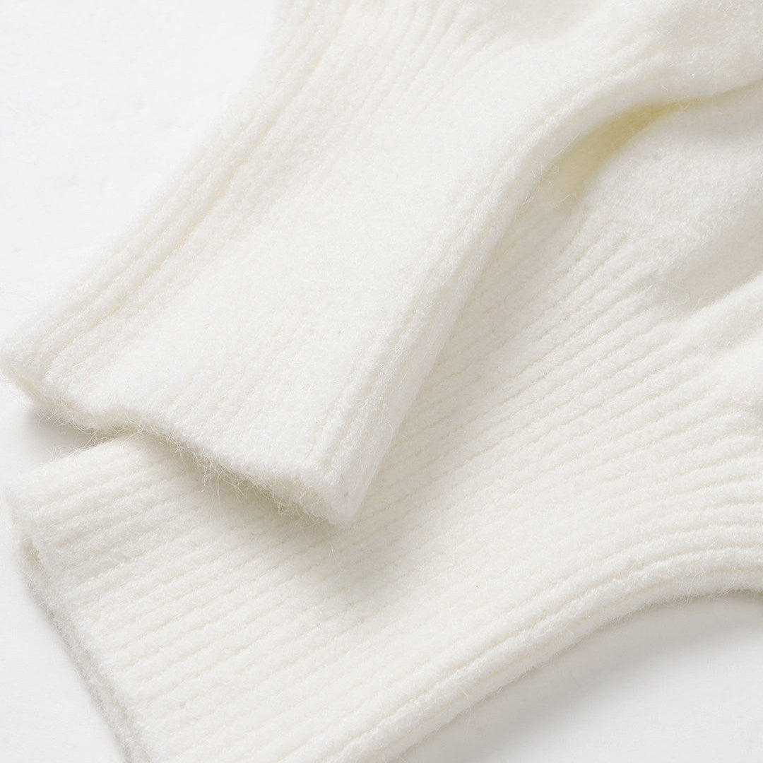 Krämvit stickad tröja med asymmetrisk knäppning, långärmad och mjuk struktur