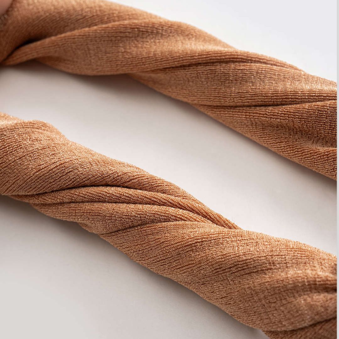 Ljusbrun Halterneckklänning med djup urringning, rynkad midja och knytband i mjukt tyg