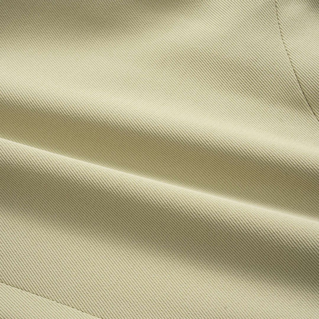 Beige ärmlös väst med asymmetrisk knäppning och skräddad passform