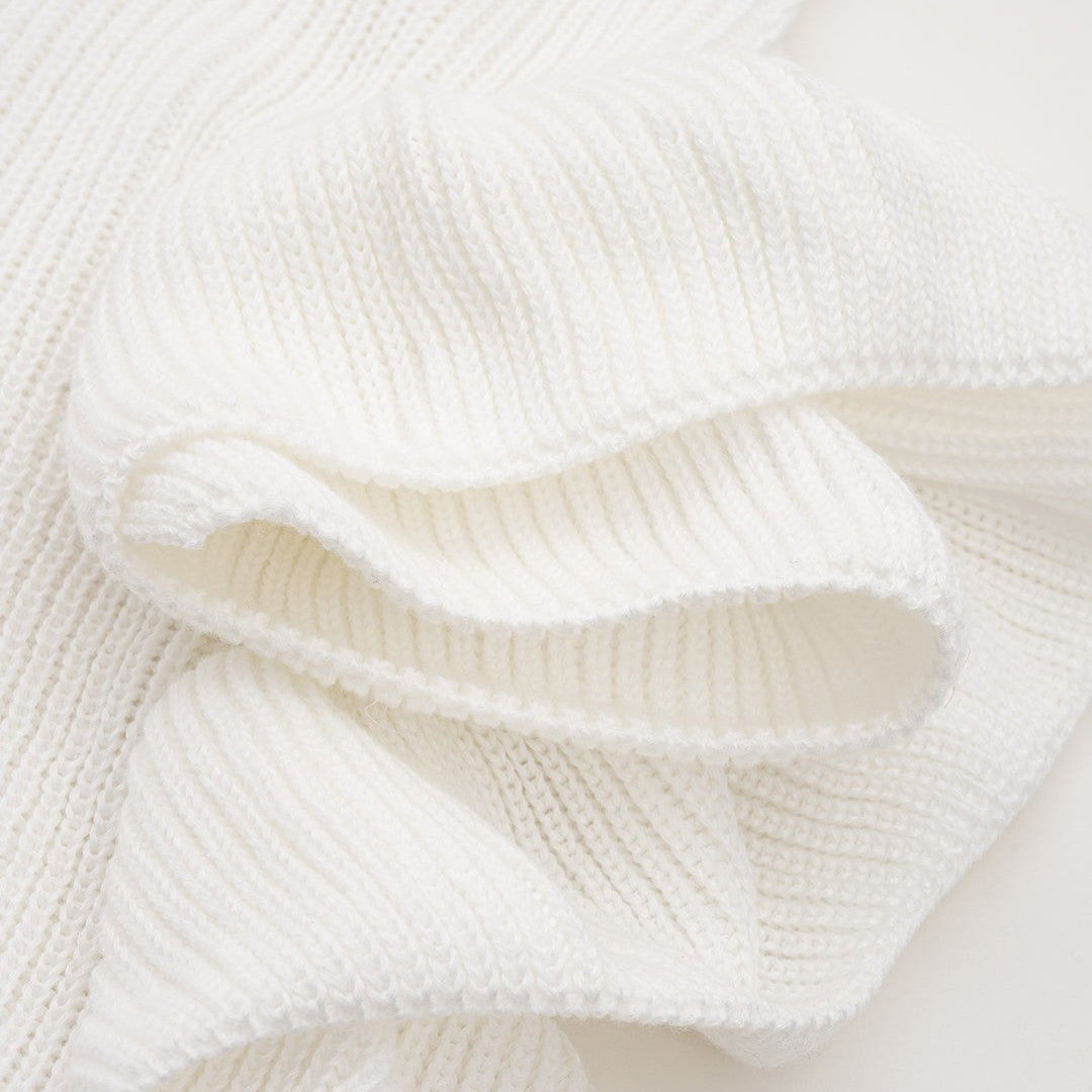 Vit asymmetrisk stickad midiklänning med volangdetaljer och figurnära siluett