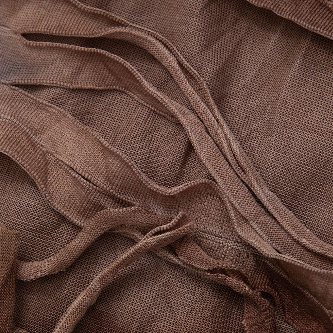 Midiklänning i bränd tie-dye-effekt med råa sömmar och knytbar halterneck