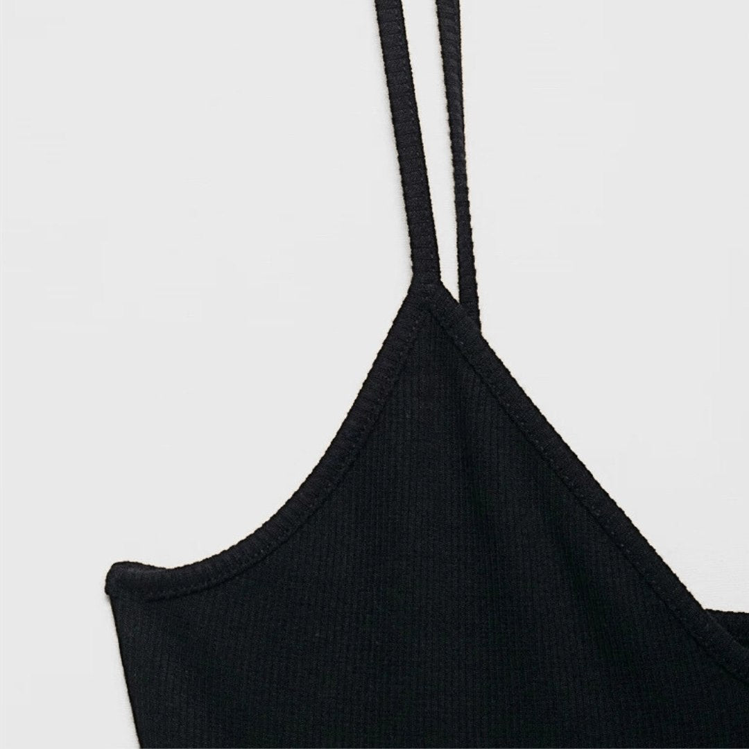 Svart midiklänning med smala axelband, markerad midja och dekorativt bälte