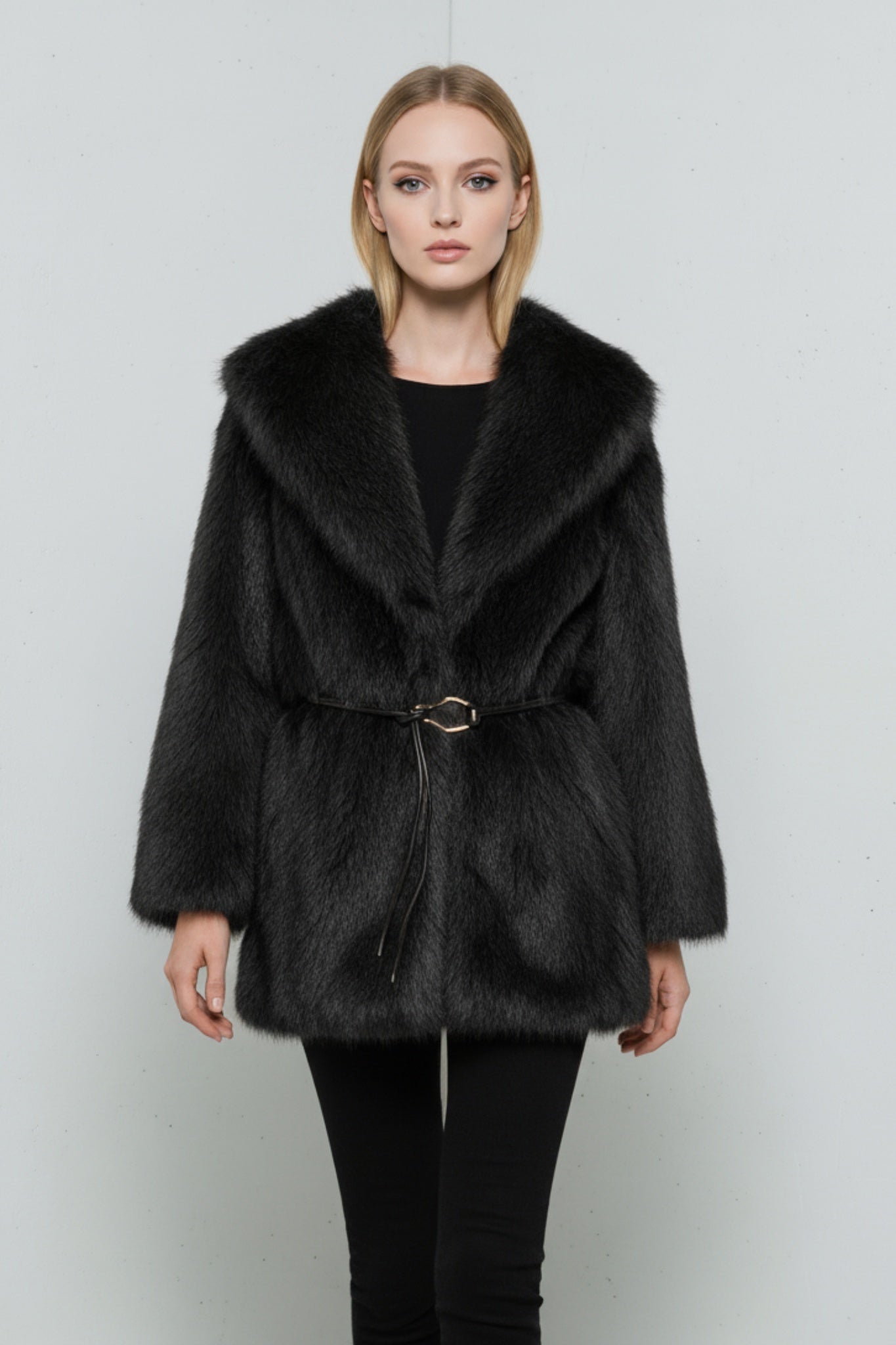 Pälsimitation kavajjacka med bälte och elegant silhuett
