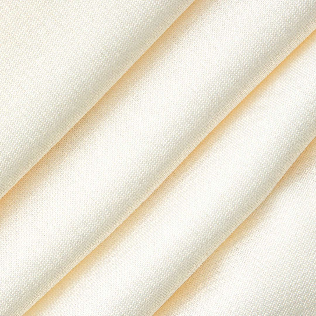 Elfenbens elegant lång klänning med draperad halterneck och hög slits för en sofistikerad silhuett