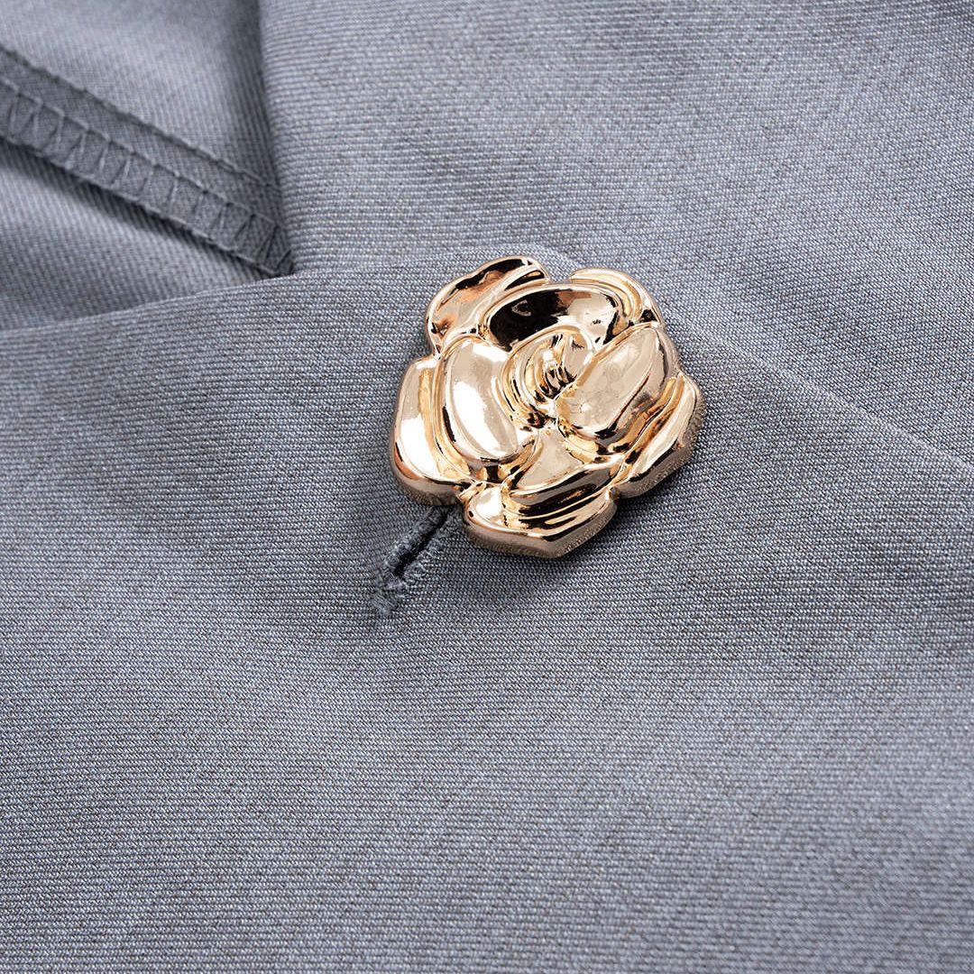 Grå figursydd väst i twill med djup V-ringning och guldfärgade rosformade knappar för dam