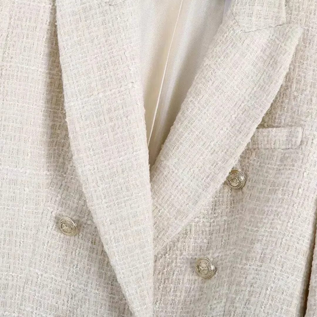 Krämvit Kavaj med kavajkrage dubbelknäppt front och ficklock