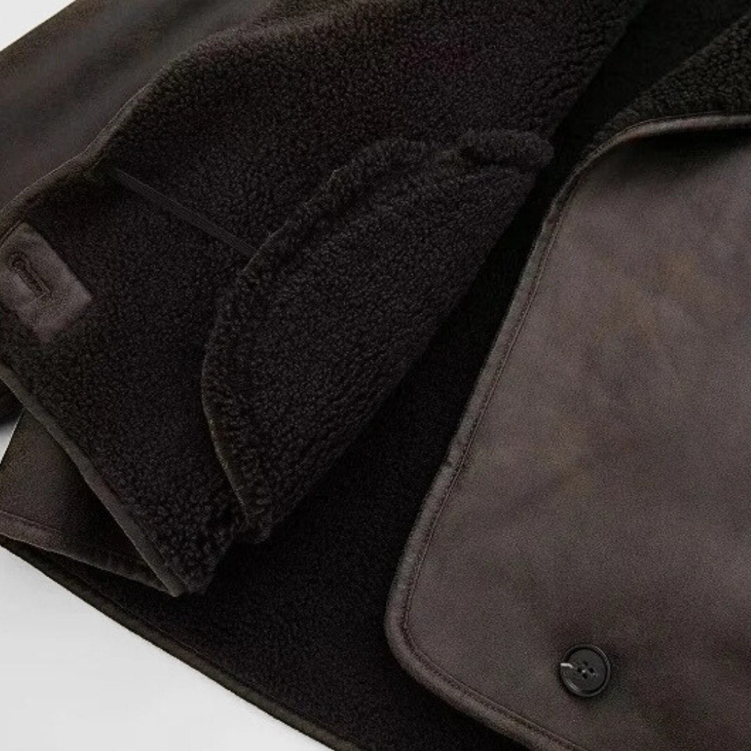 Brun kort kappa i skinnimitation med fickor och klassisk krage