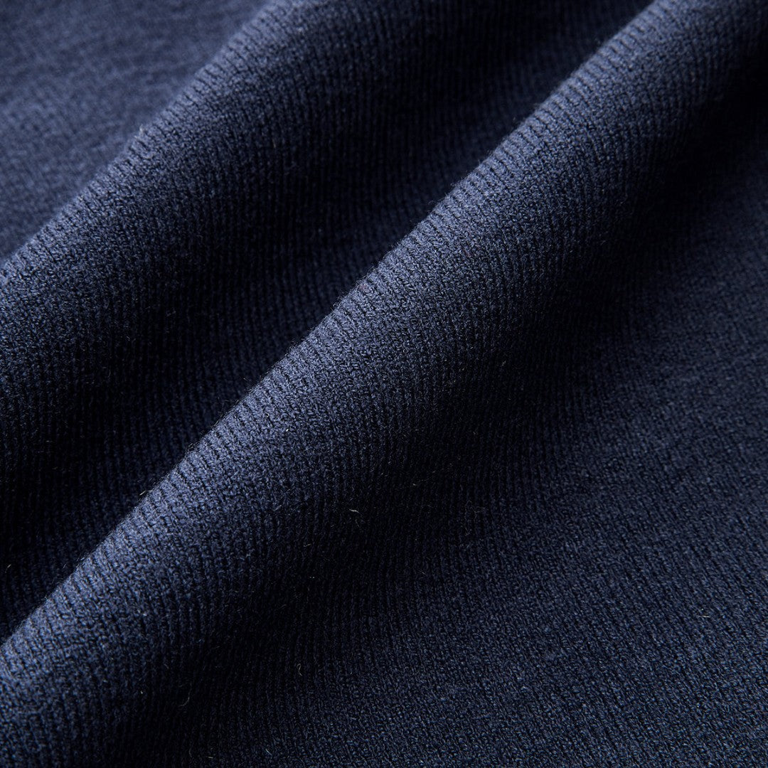 Marinblå stickad kort jacka med denimdetaljer, sjömanskrage och guldfärgade knappar