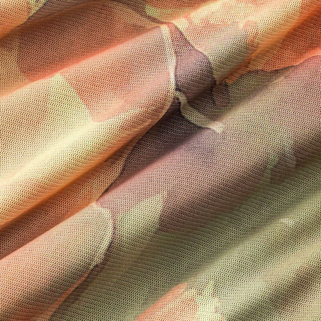 Midiklänning i mesh med figurnära passform, unik mönsterdesign och korsade snördetaljer