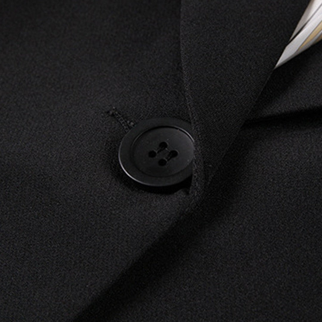 Kort svart kavaj med slagkrage enkel knäppning och fodrad insida