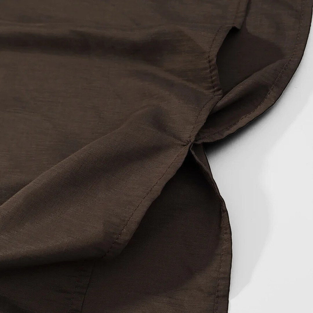 Kaffebrun lös topp med fladdermusärm och nitar i vävt tyg