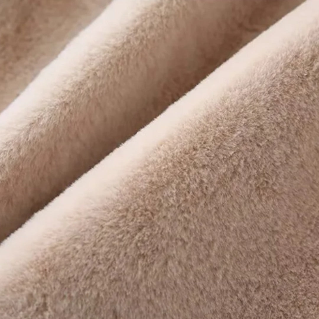 Brun jacka i fuskläder med fuskpälsfoder och knytskärp