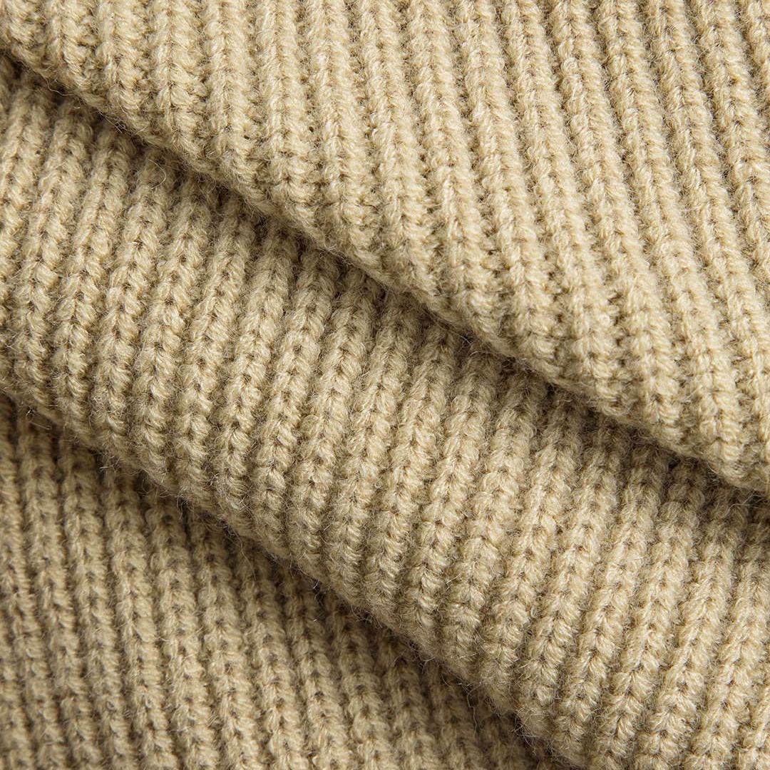 Fitted-passform quiltad stickad jacka med dragkedja och kontrasterande ärmar