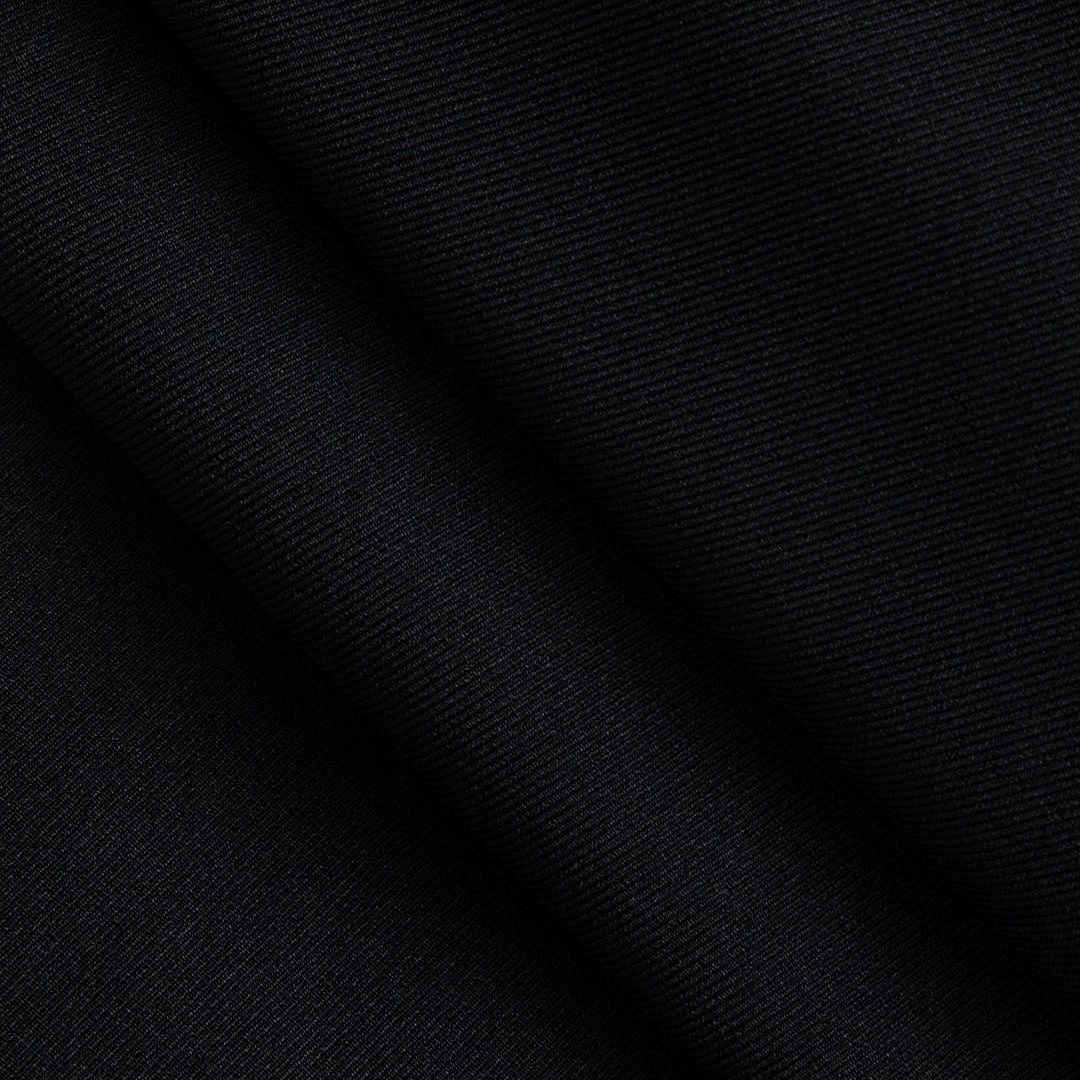 Svart ärmlös kavajväst med plisserade volanger och dekorativt metallspänne