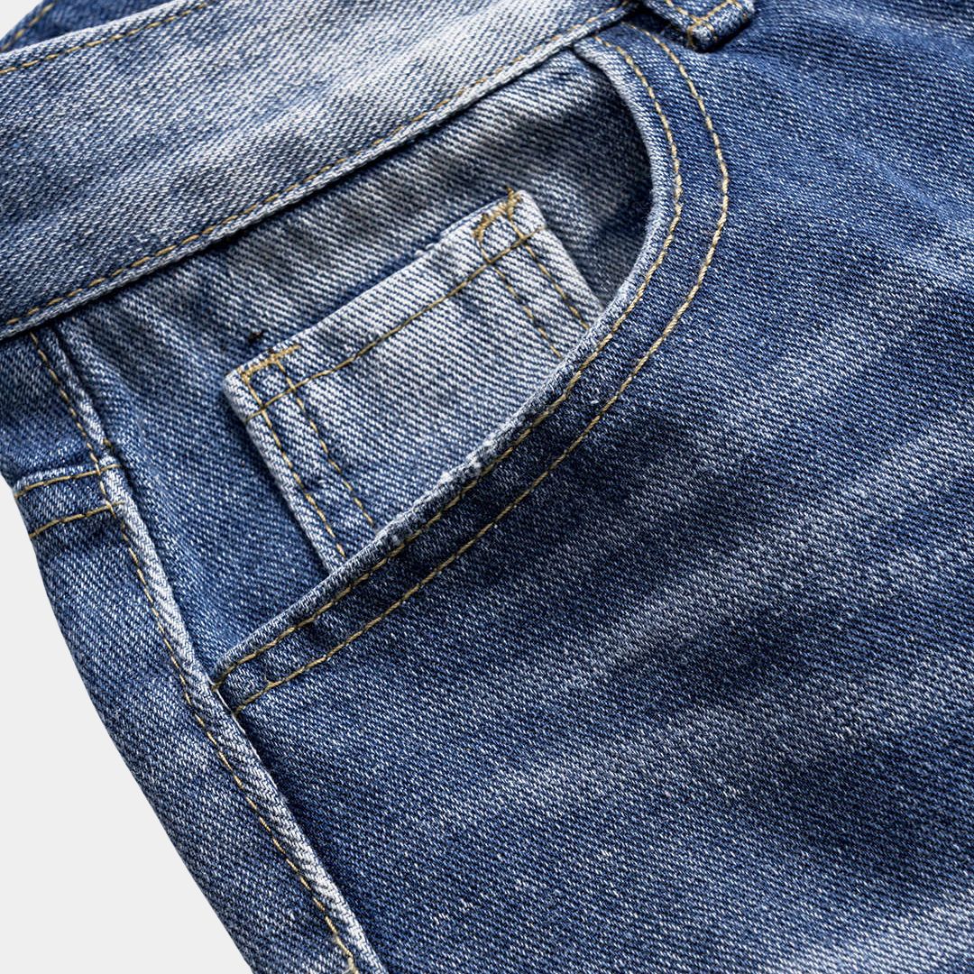 Högmidjade jeans i blekt tvätt med breda ben, markerad knappgylf och slitna detaljer baktill