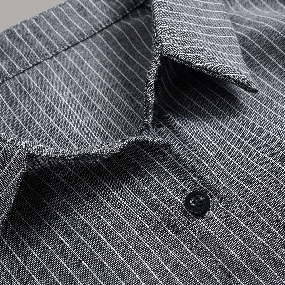 Grå figursydd skjorta med kritstrecksrandigt mönster och utsvängda ärmslut i stretchfri bomullslook